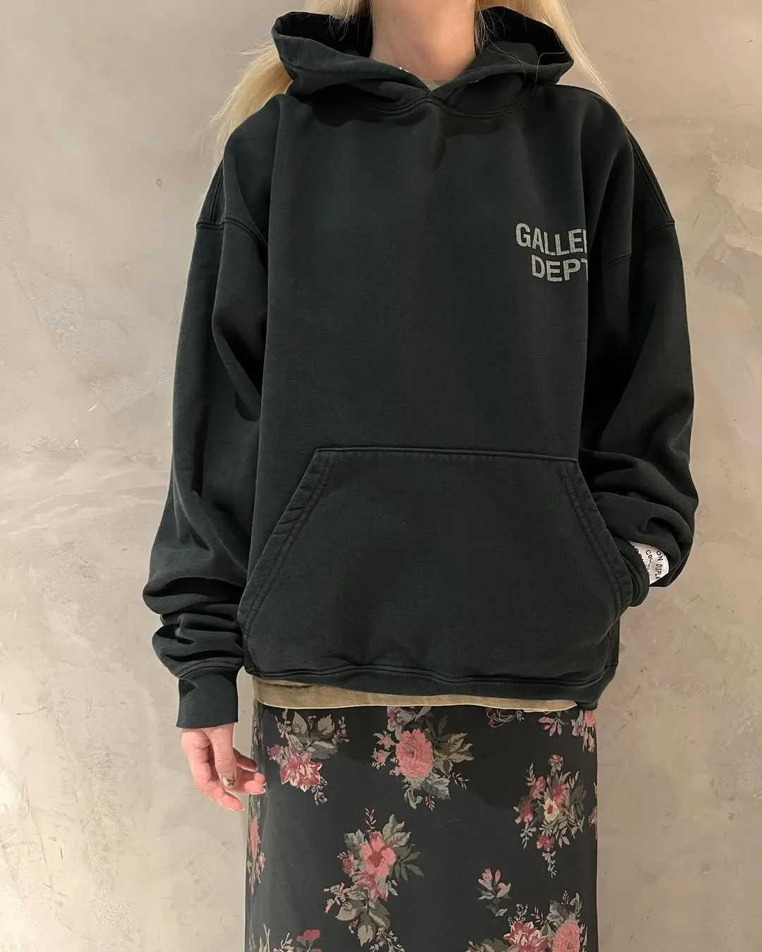 GALLERY DEPT. 90'S GD LOGO HOODIE 90's retro destruction English hoodie blue and black S-XL ⚠️Note: The color of this style should be green and black, not black! Requires custom weaving and dyeing. 500g high weight sweatshirt fabric. Fleece treatment on the inside. Overall wide and comfortable. Loose fit. Trendy and fashionable. Consistent with the original. Discharge printing process. Consistent with the original hang tag. Hanging grain with G LOGO.